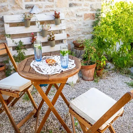Stone House Harmony -studio With Patio And Garden View 2 Daire Zrnovo