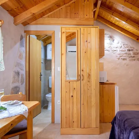 Stone House Harmony -studio With Patio And Garden View 2 Daire Zrnovo